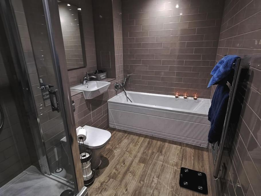 Luxury 1 Bedroom Flat With Balcony - St Anne's Apartment *